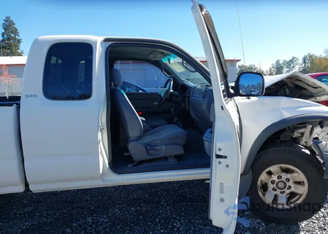 2000 Toyota Tacoma from USA, damaged, VIN 5TEWM72N9YZ709411